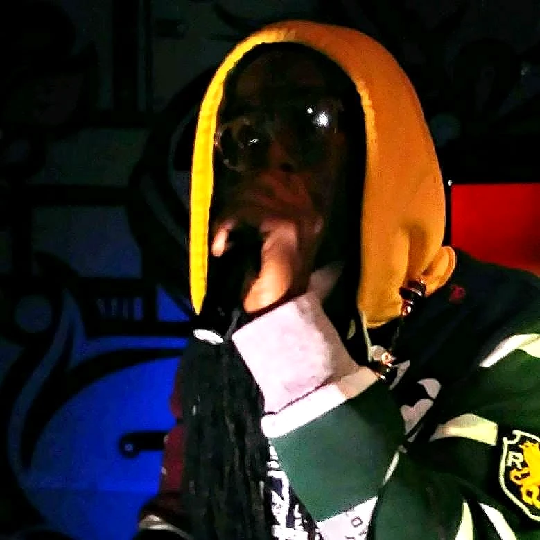 Brav Divi performing on the mic